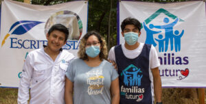 Voluntarios en la entrega de los filtros
