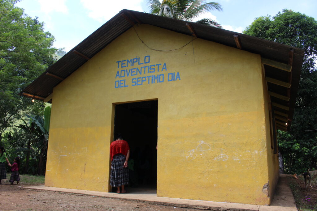 Visitando la Iglesia Adventista de nuestros hermanos Q'eqchies